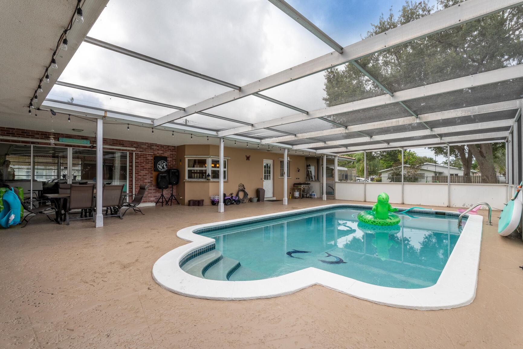 HOLLYWOOD HILLS - Residential