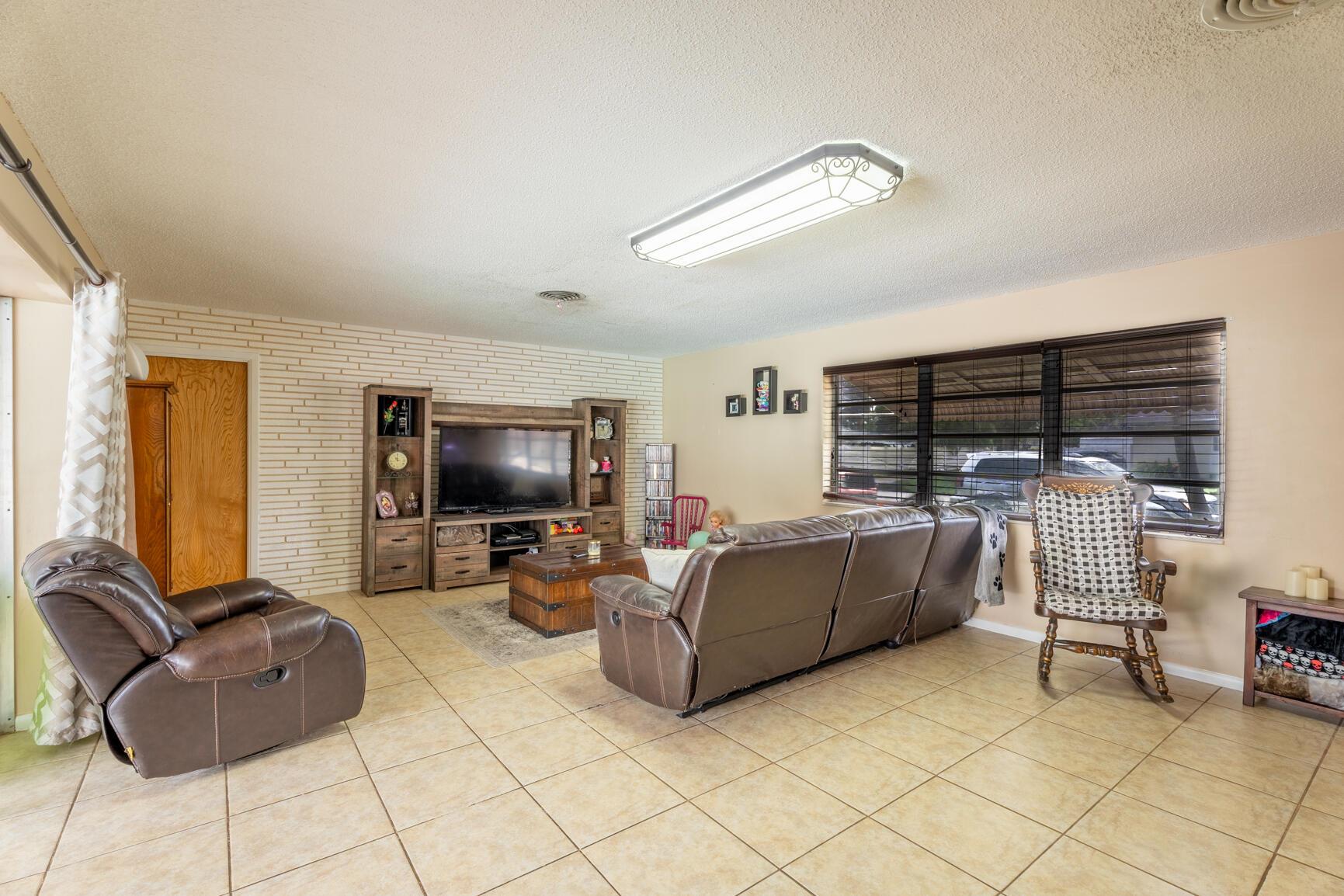 HOLLYWOOD HILLS - Residential