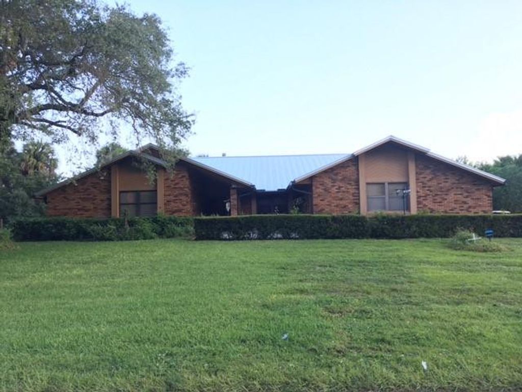 Photo of 800 French Creek Lane, Fort Pierce, FL 34982 (MLS # F10444691)