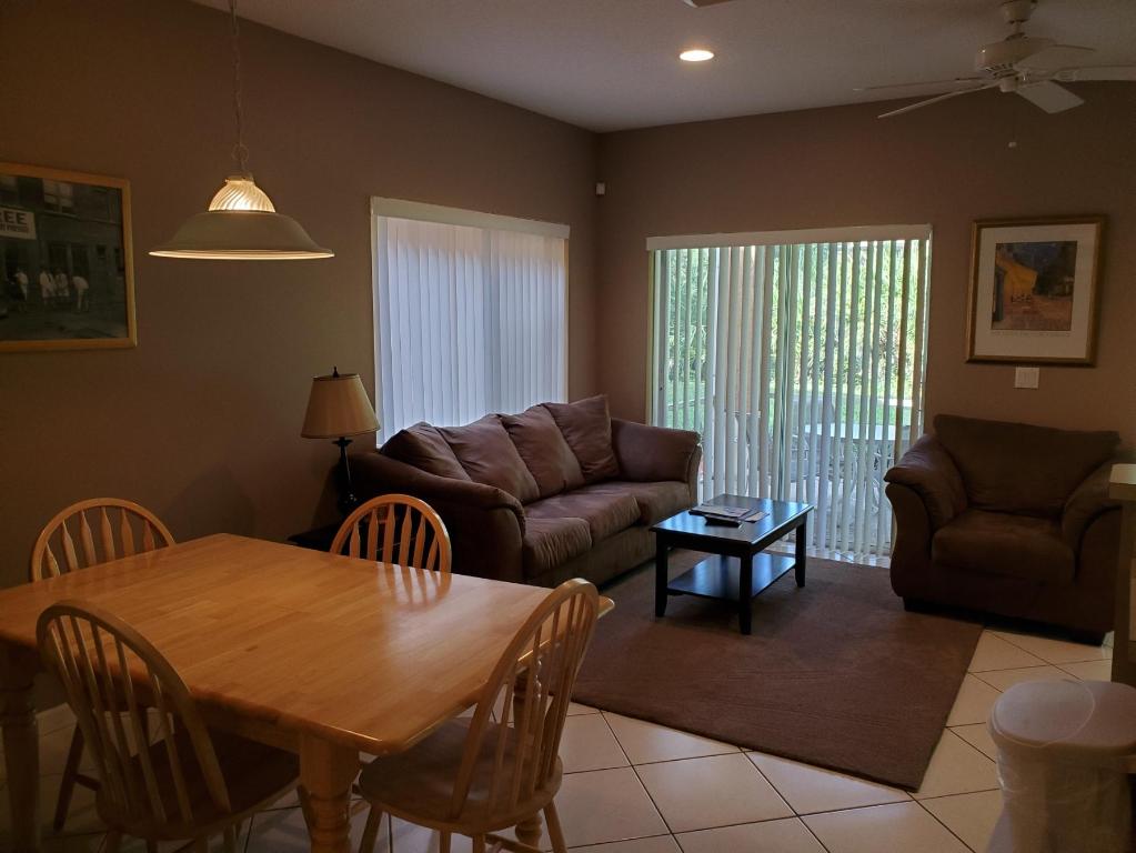 CASTLE PINES CONDOMINIUM - Residential Lease