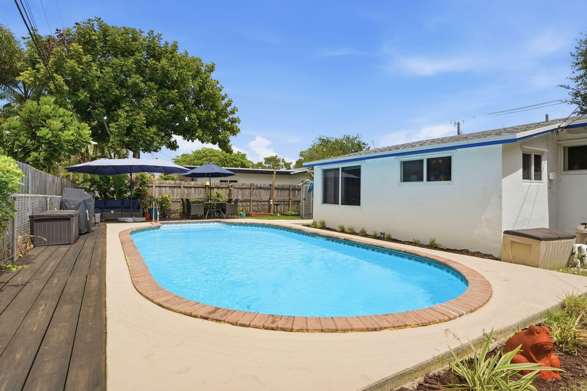 TROPICAL MANORS - Residential