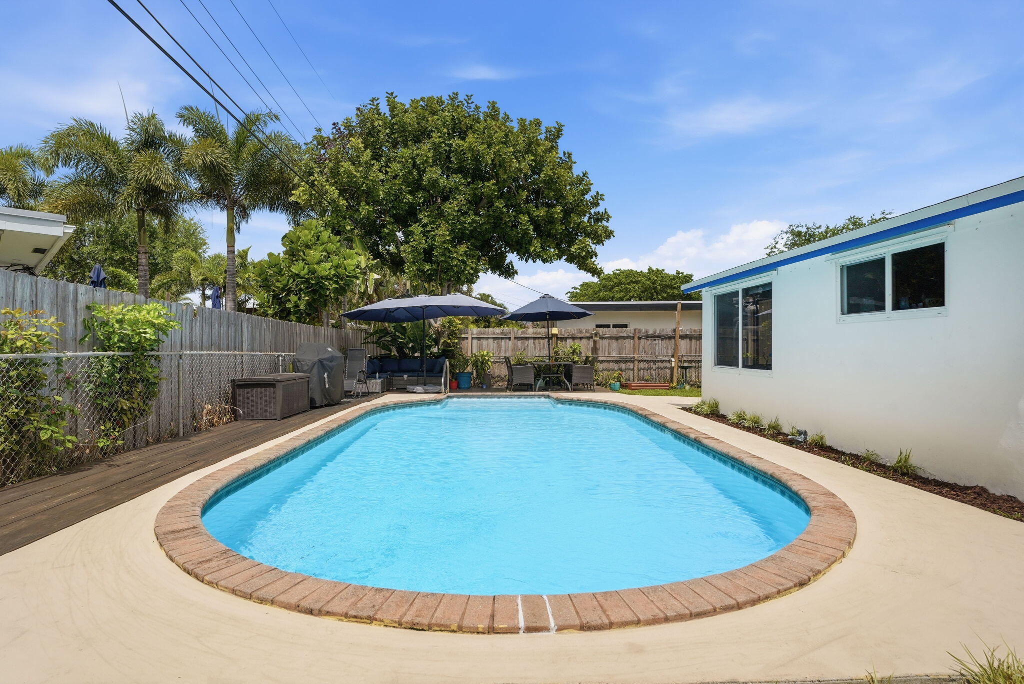 TROPICAL MANORS - Residential