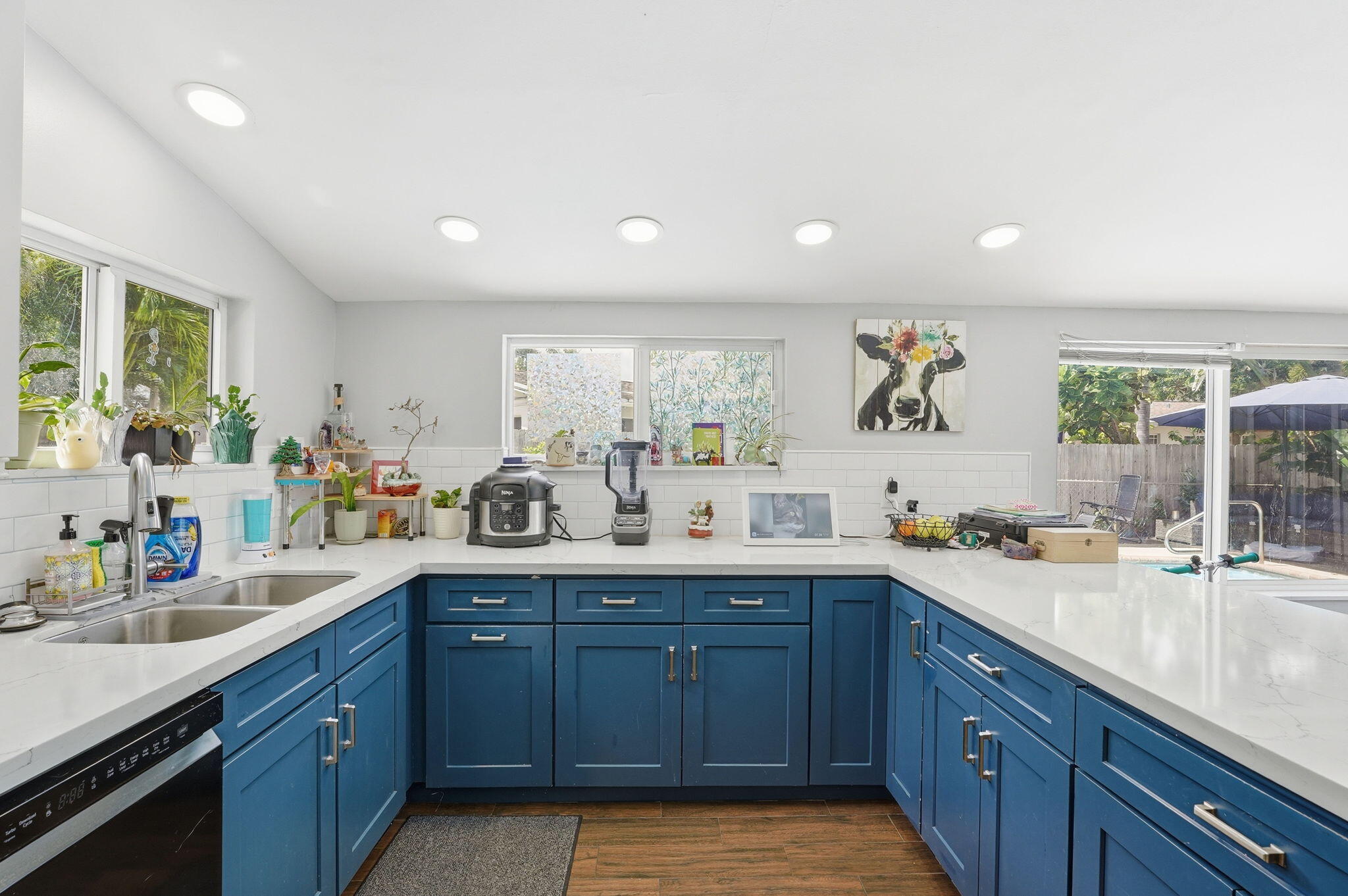 TROPICAL MANORS - Residential