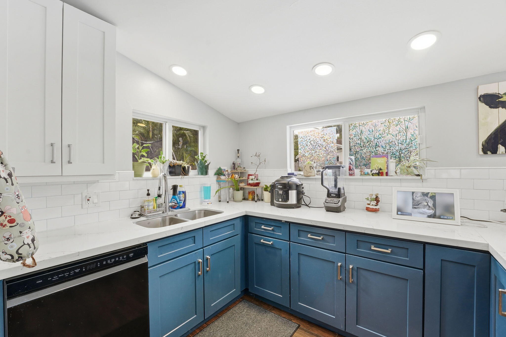 TROPICAL MANORS - Residential