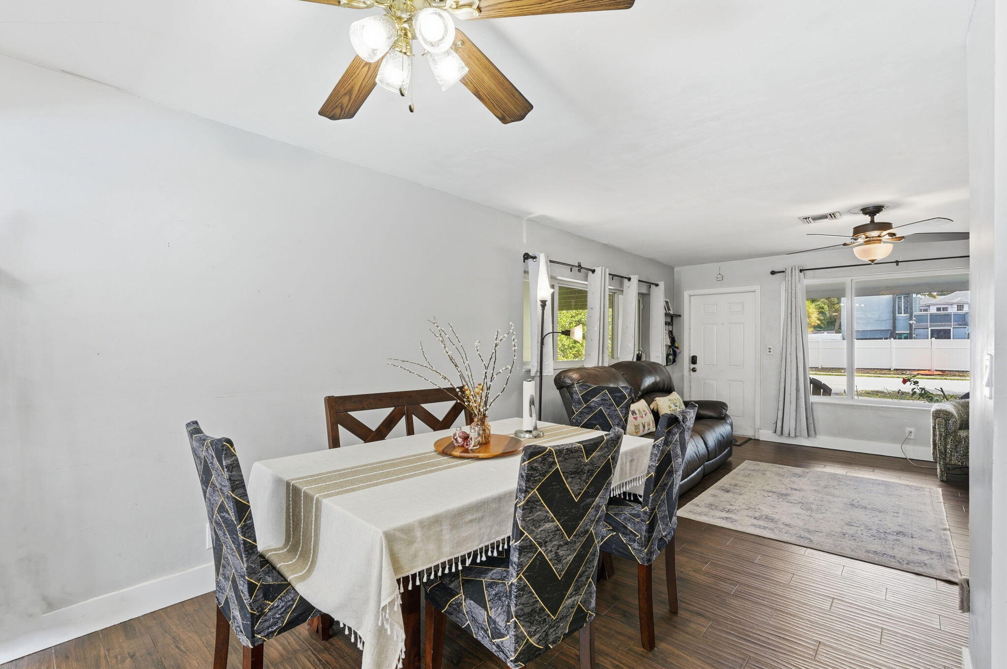 TROPICAL MANORS - Residential