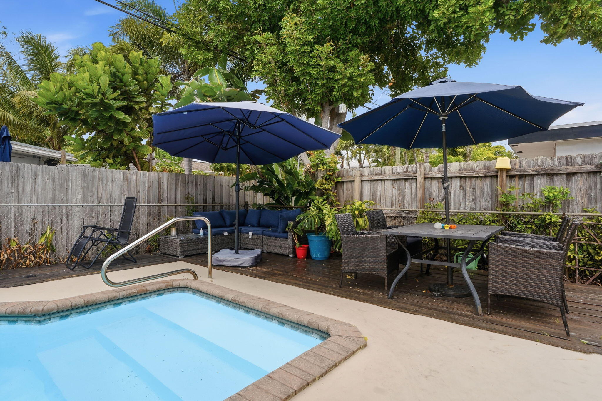 TROPICAL MANORS - Residential