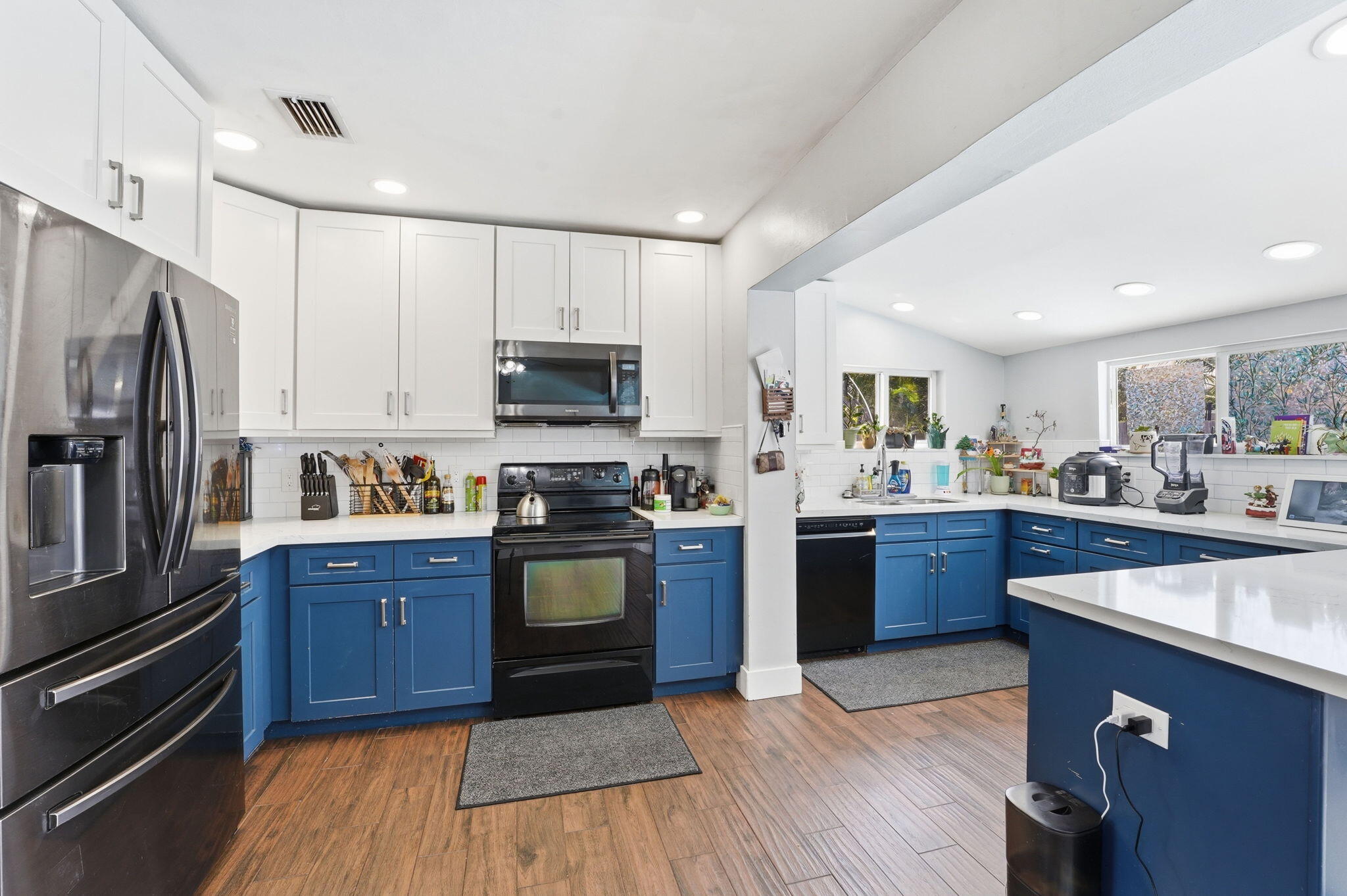 TROPICAL MANORS - Residential