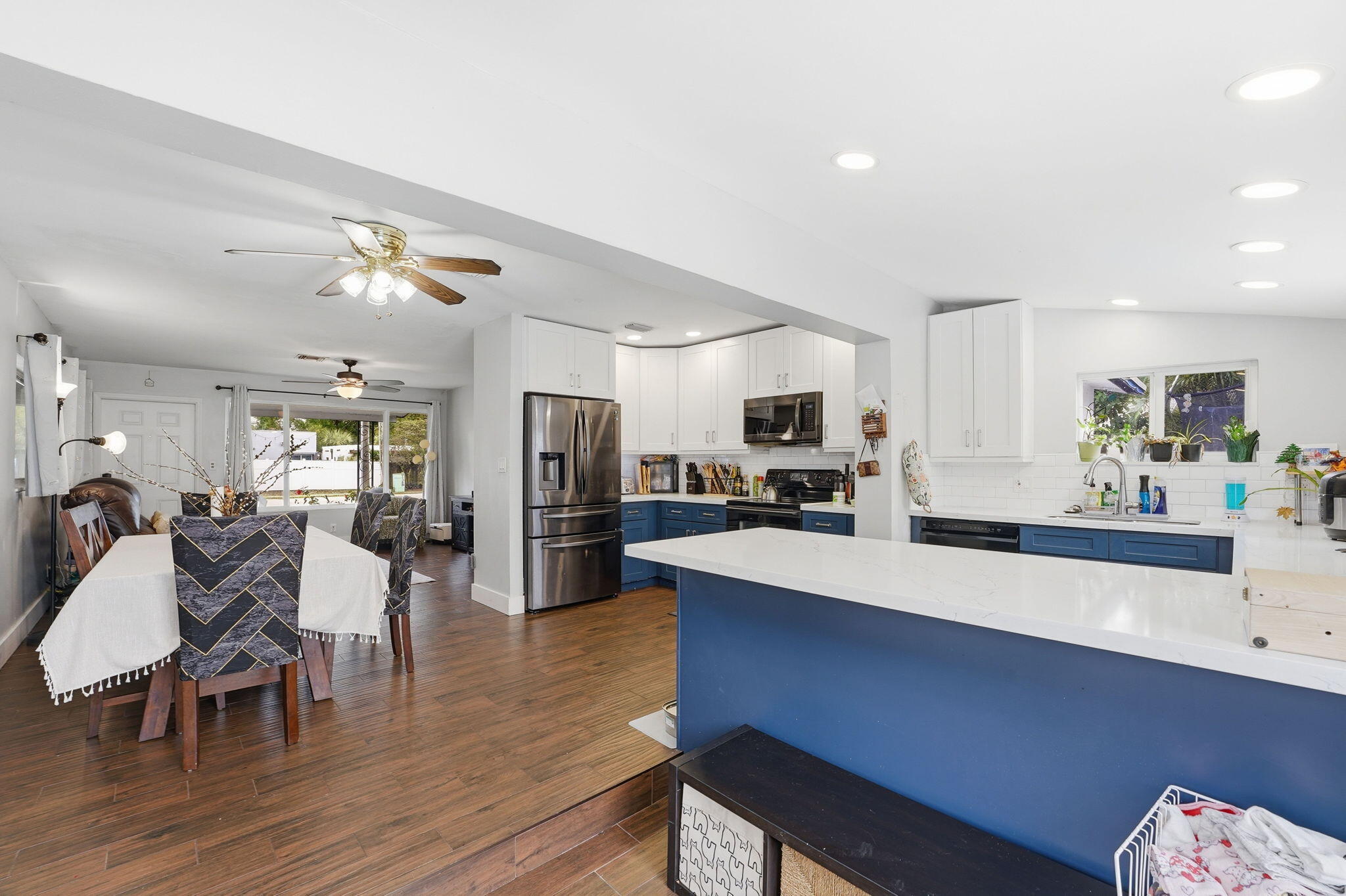 TROPICAL MANORS - Residential