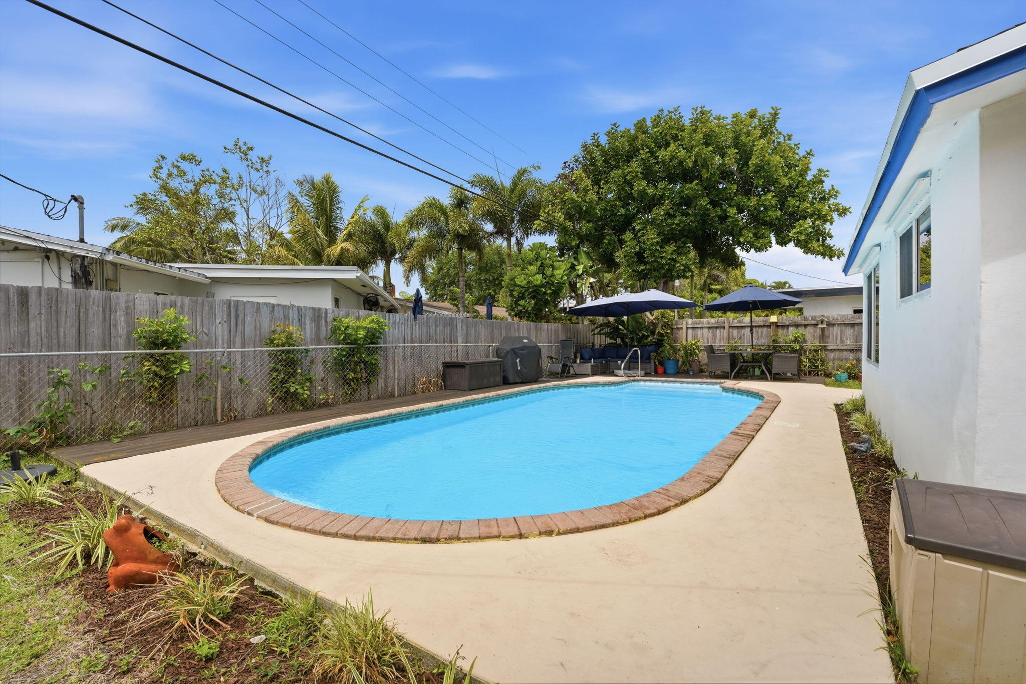 TROPICAL MANORS - Residential