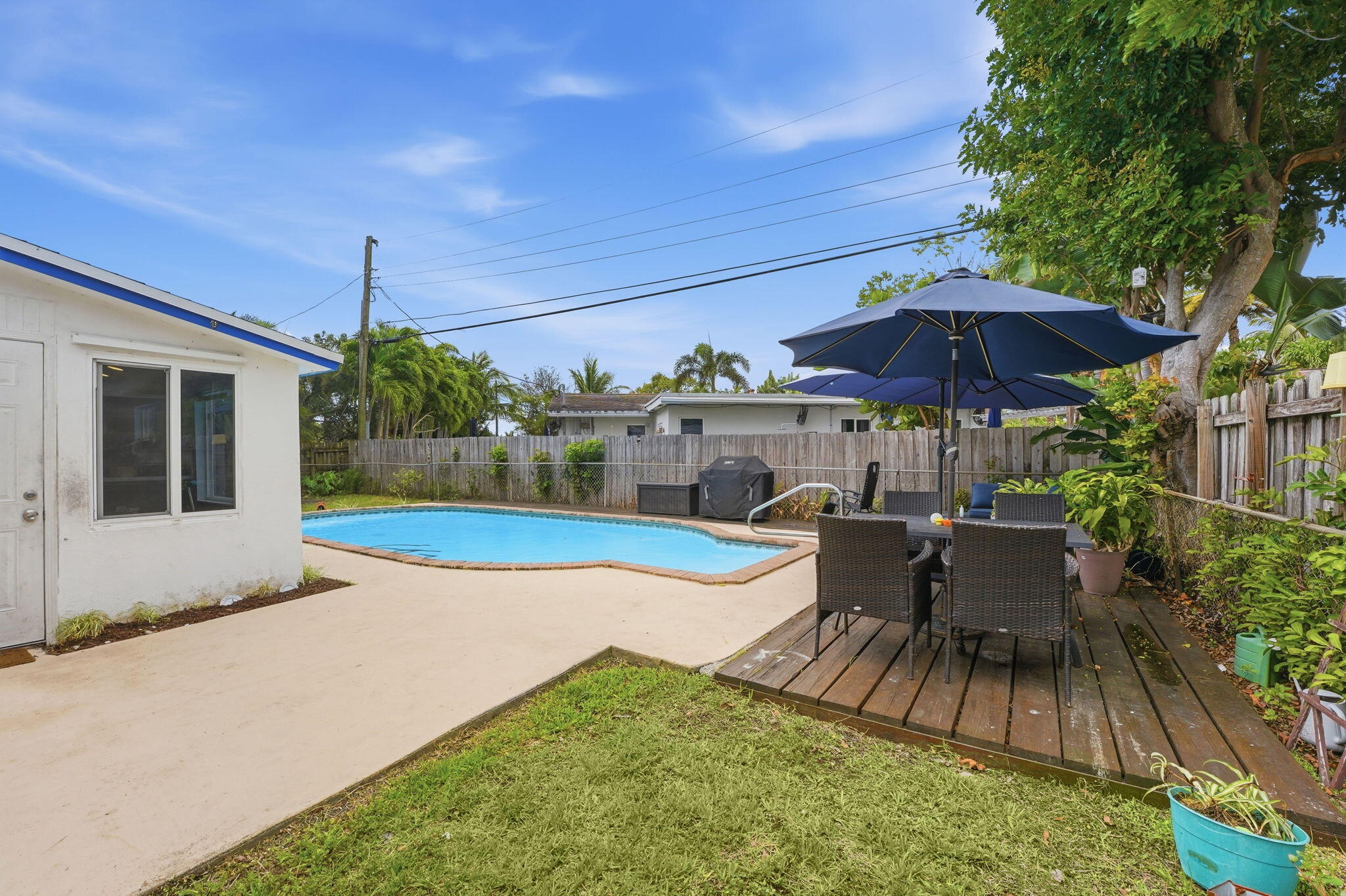 TROPICAL MANORS - Residential