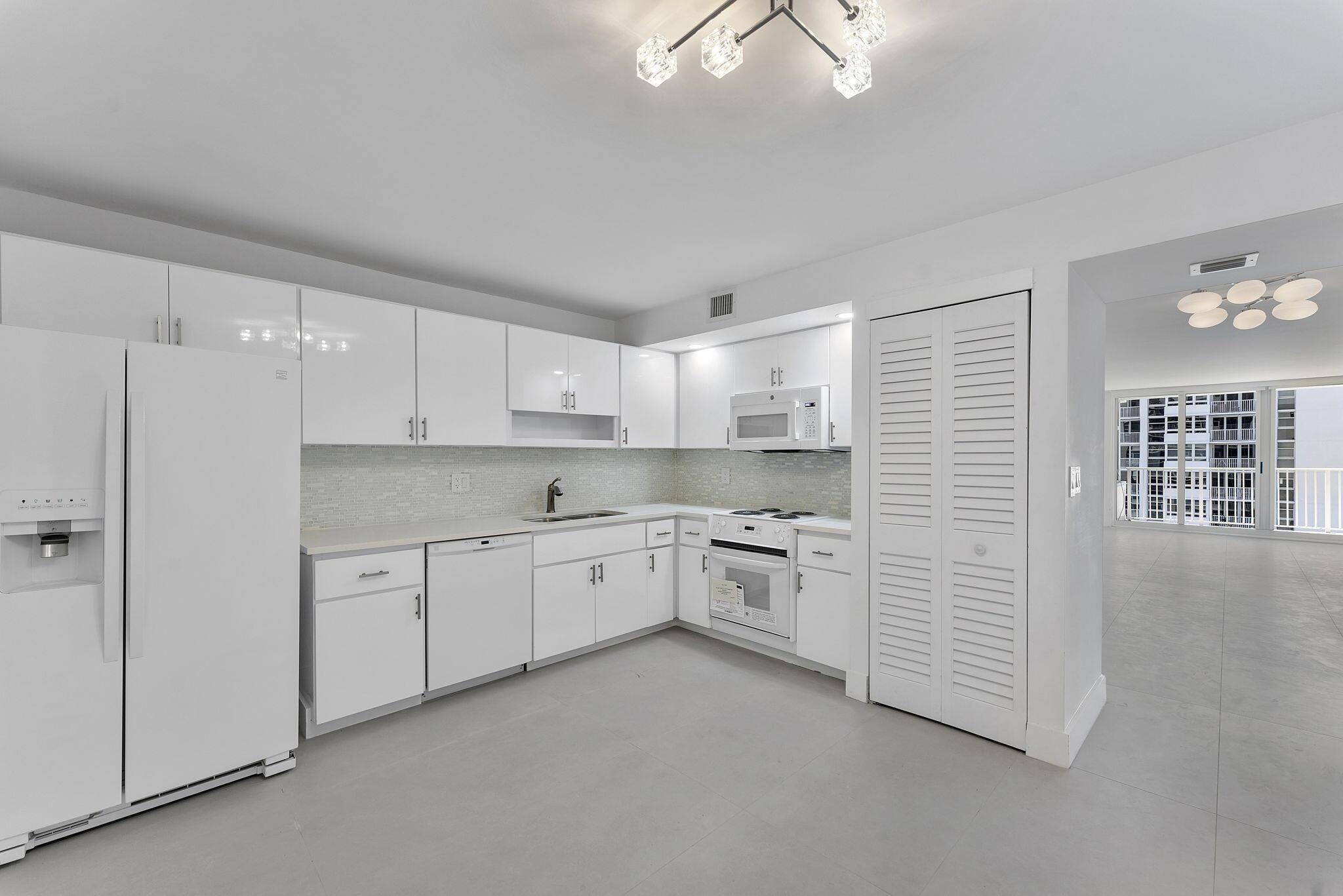 THE RENAISSANCE OF POMPAN - Residential Lease