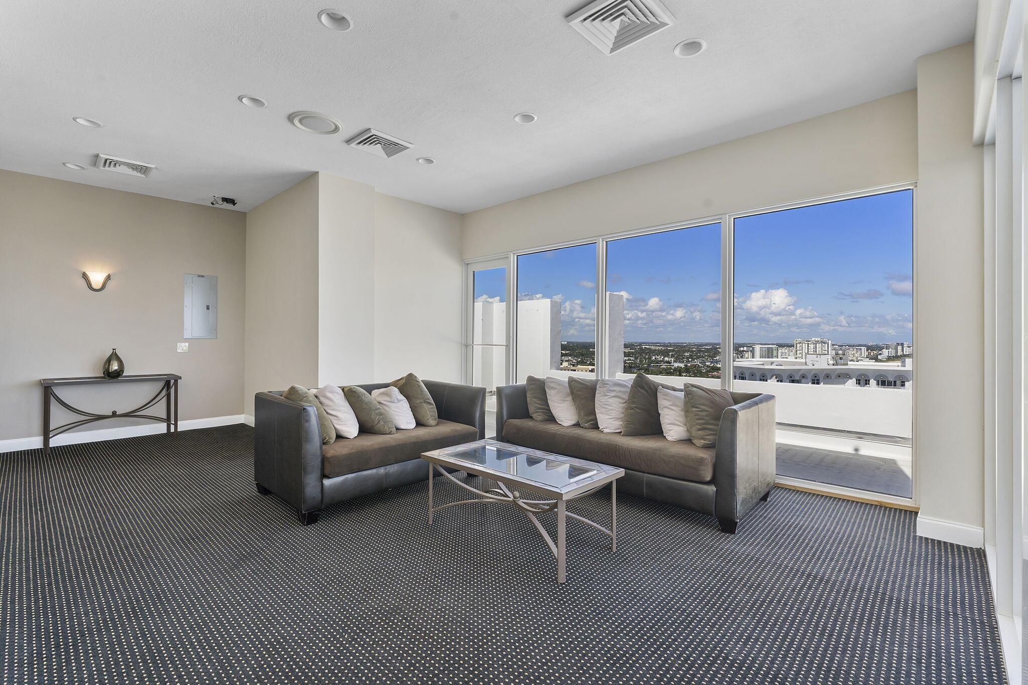 THE RENAISSANCE OF POMPAN - Residential Lease