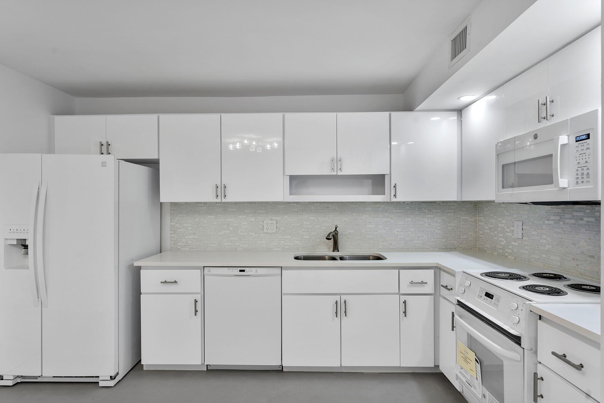 THE RENAISSANCE OF POMPAN - Residential Lease