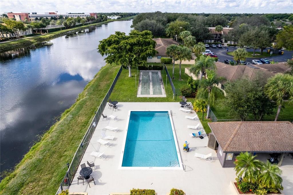 DELRAY OAKS CONDO - Residential