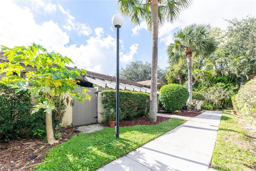 DELRAY OAKS CONDO - Residential
