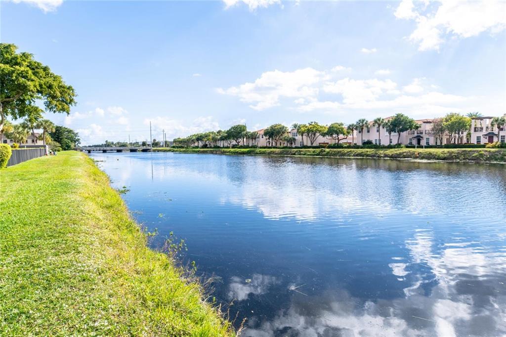 DELRAY OAKS CONDO - Residential