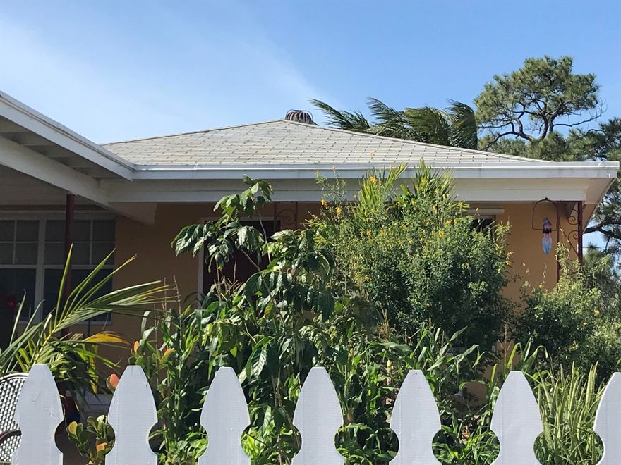 Bright, lake worth cottage with a white picket fence. Great, affordable starter home. Cozy & clean. More pictures coming Thursday 1/18/18!
AC & water heater replaced within last 2 years.