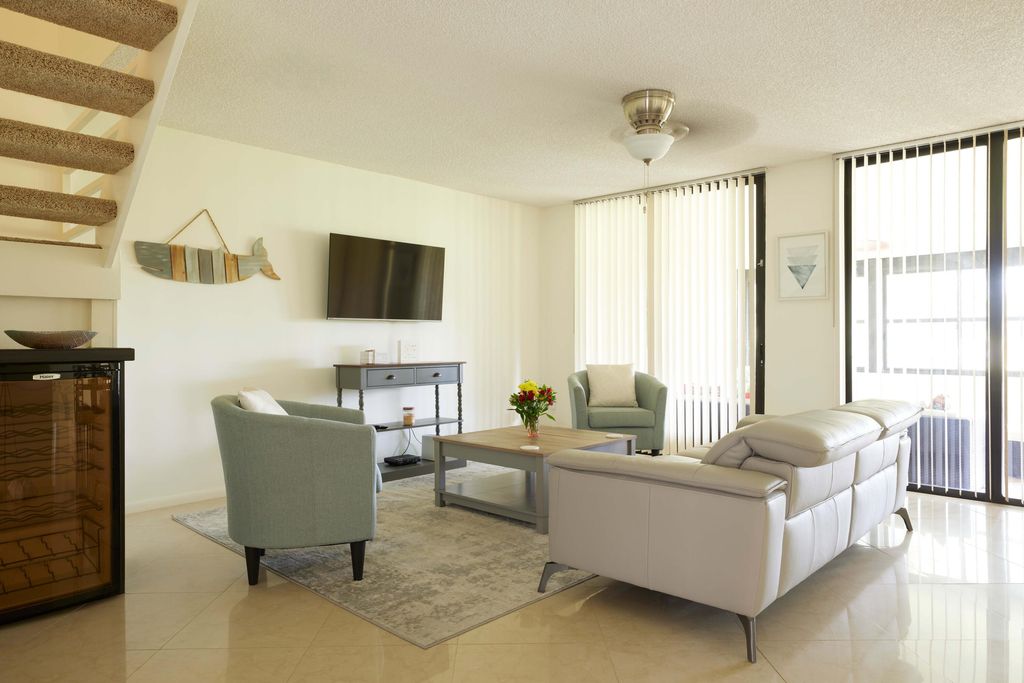 Photo of 806 Windermere Way, Palm Beach Gardens, FL 33418 (MLS # R11031253)