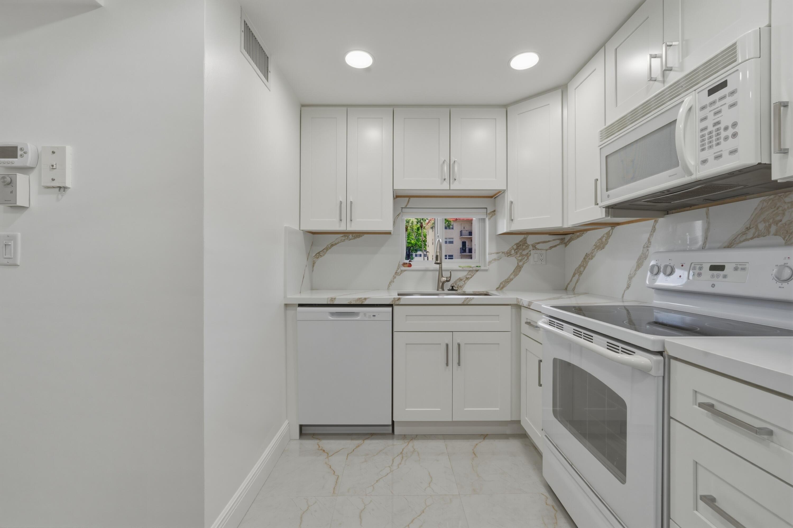HOLLYBROOK GOLF - Residential Lease