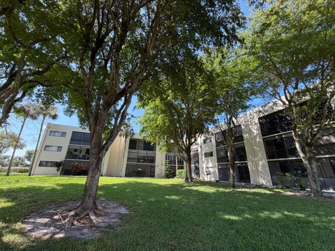Tiny photo for 5220 Las Verdes Circle #317, Delray Beach, FL 33484 (MLS # B26029487)