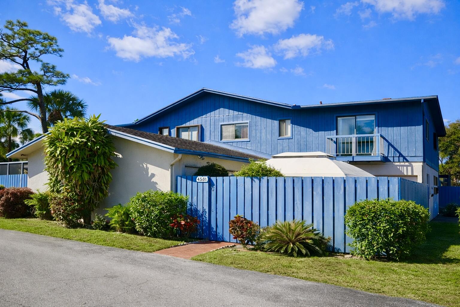 THE COUNTRY TOWNHOMES - Residential