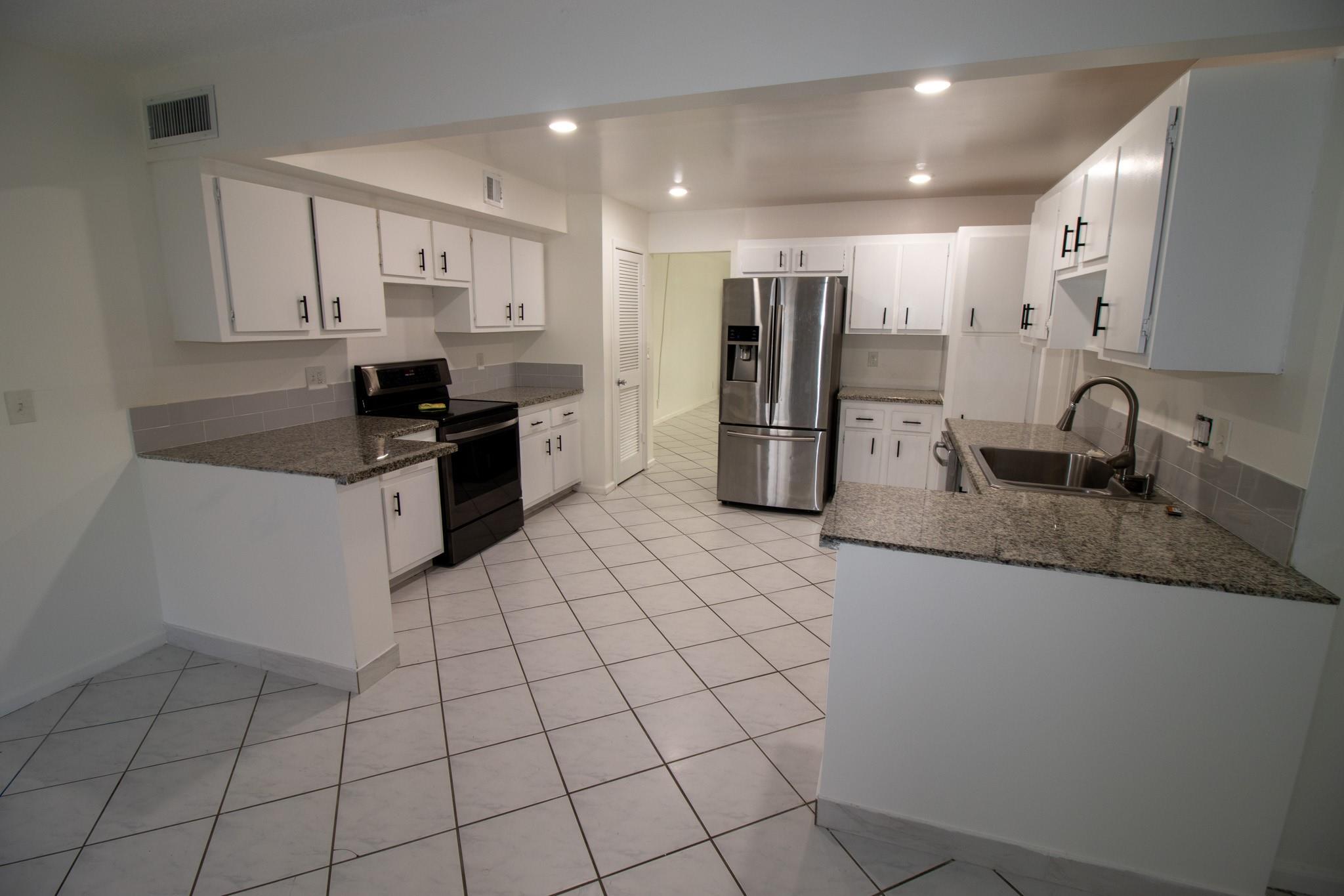 Spacious 3 Bed, 2 Bath Ground Floor Condo in Downtown Coral Springs!
Looking for comfort and convenience? This ground floor 1600 square feet 3-bedrooms, 2-bathrooms w extra storage space condo is located right in the heart of Downtown Coral Springs. Close to shopping, dining, parks, and major highways. Walkable to downtown shops, restaurants, and entertainment. Excellent schools and easy access to public transport.