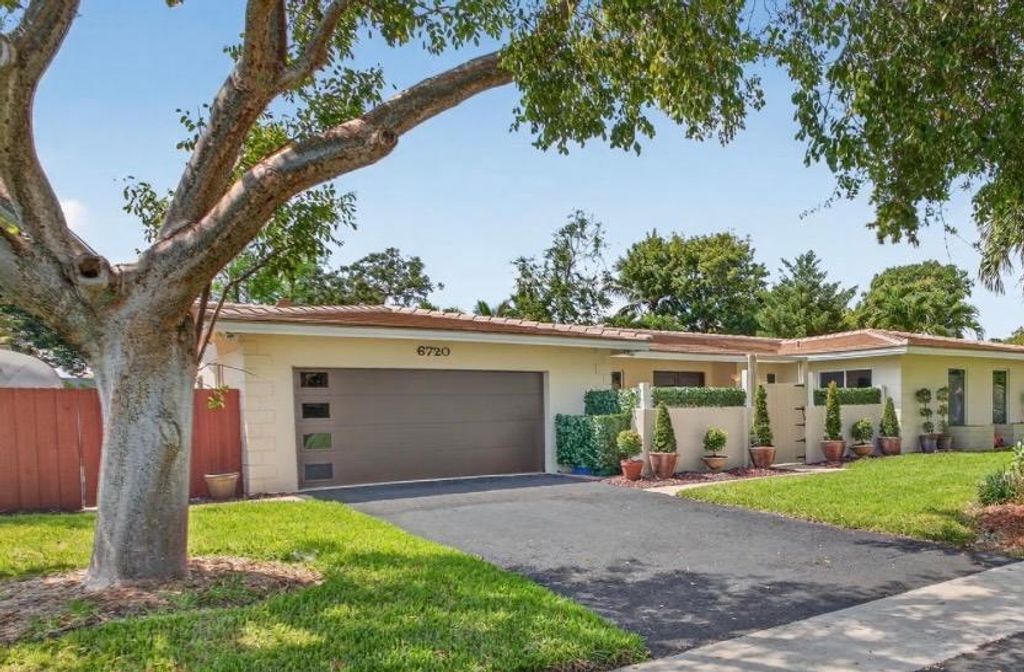 Photo of 6720 SW 7th Street, Margate, FL 33068 (MLS # B26007092)