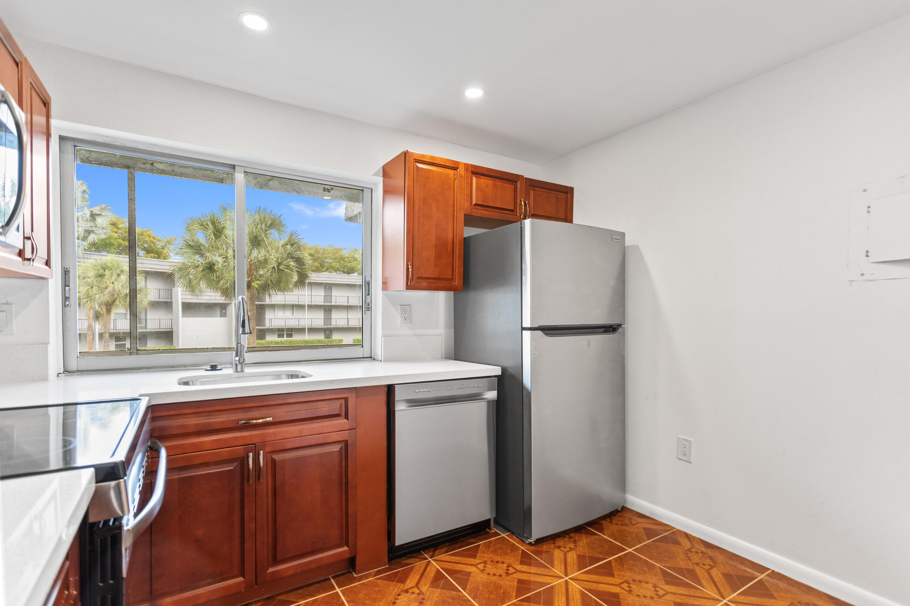 LIME BAY CONDOMINIUM 5 - Residential