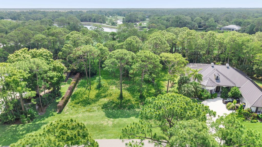 Photo of 19051 SE Old Trail Drive W, Jupiter, FL 33478 (MLS # B26023919)