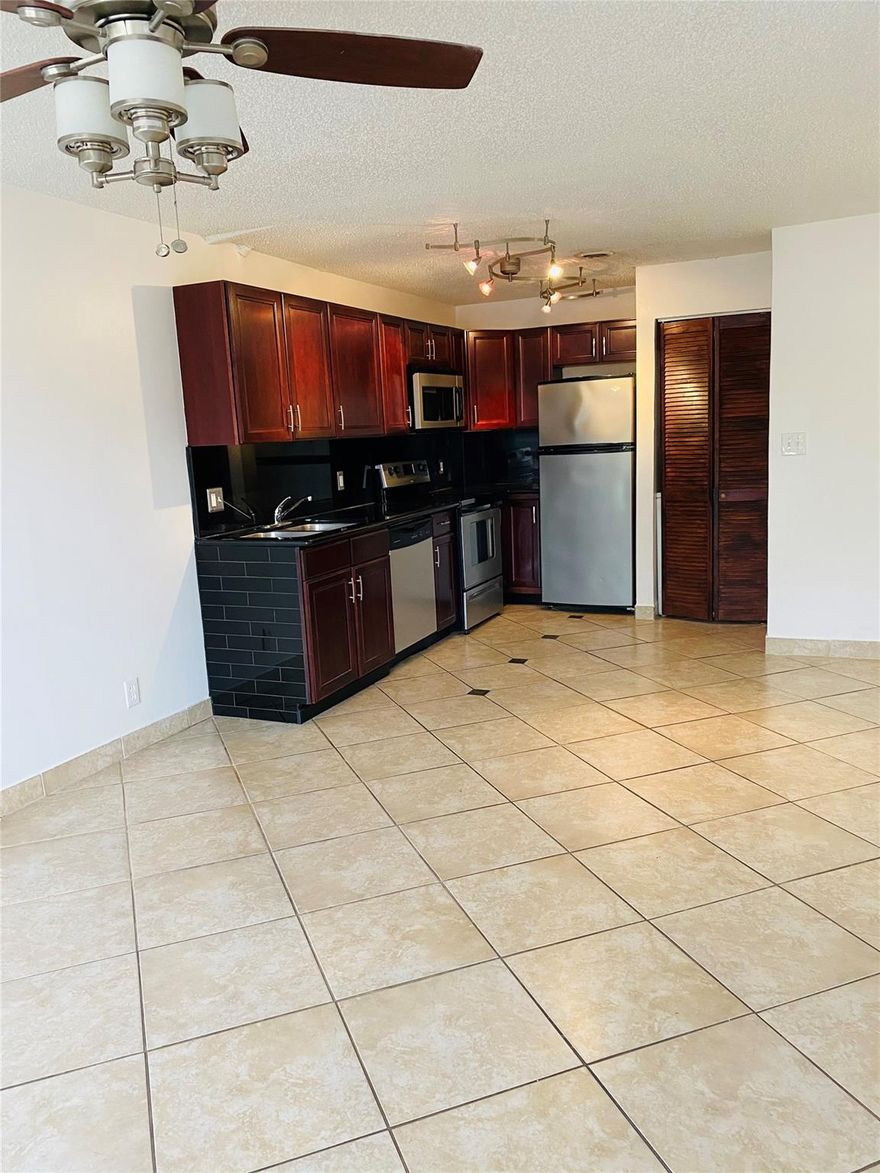 MOVE RIGHT IN TO THIS BEAUTIFULLY RENOVATED 2 BED 2 BATH HOME. MODERN KITCHEN, STAINLESS STEEL APPLIANCES, TILE FLOORS THROUGHOUT, CENTRAL A/C, WASHER AND DRYER IN UNIT, UPDATED BATHROOMS,ASSIGNED PARKING AND MUCH MORE
GREAT LOCATION AND FAST APPROVAL PROCESS. PETS ARE WELCOME, POOL AND TENNIS COURT 
RENT INCLUDES WATER