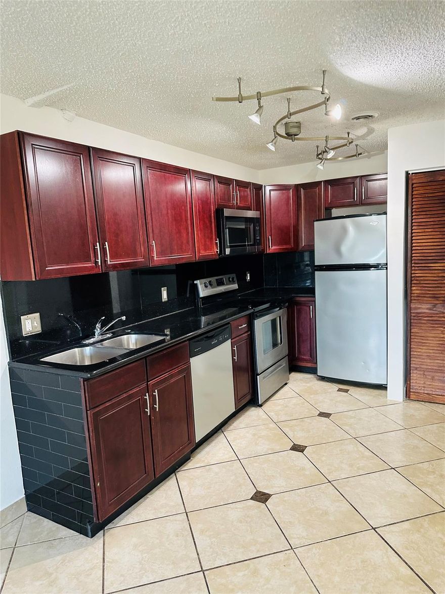MOVE RIGHT IN TO THIS BEAUTIFULLY RENOVATED 2 BED 2 BATH HOME. MODERN KITCHEN, STAINLESS STEEL APPLIANCES, TILE FLOORS THROUGHOUT, CENTRAL A/C, WASHER AND DRYER IN UNIT, UPDATED BATHROOMS,ASSIGNED PARKING AND MUCH MORE
GREAT LOCATION AND FAST APPROVAL PROCESS. PETS ARE WELCOME, POOL AND TENNIS COURT 
RENT INCLUDES WATER