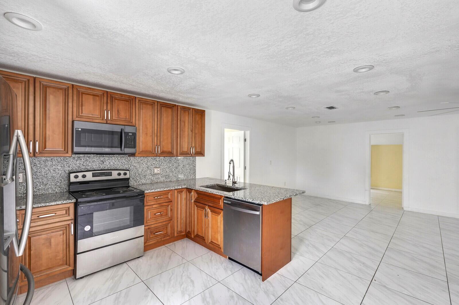 PALM BEACH SQUARE UNIT 5 - Residential Lease