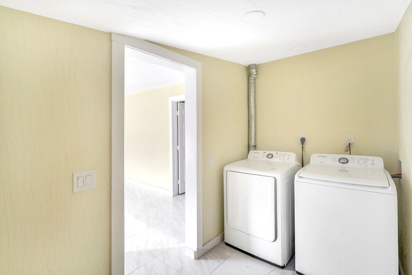 PALM BEACH SQUARE UNIT 5 - Residential Lease