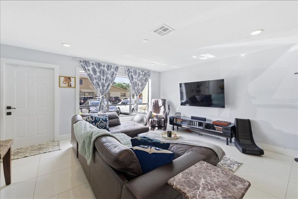 Photo of 3370 Beau Rivage Dr #2X, Pompano Beach, FL 33064 (MLS # F10532848)