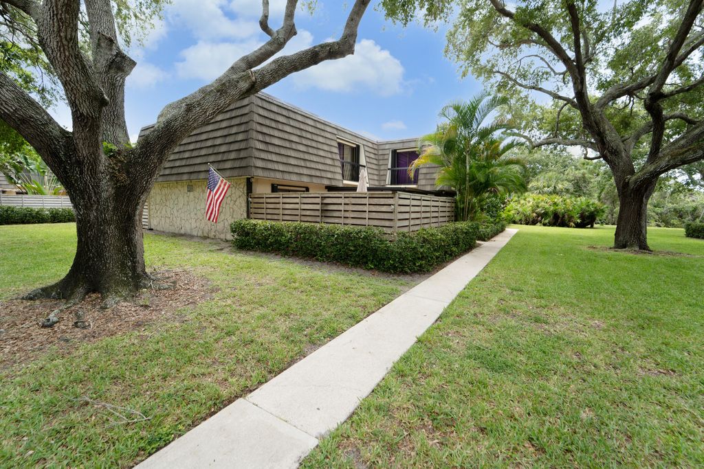 Photo of 505 5th Terrace, Palm Beach Gardens, FL 33418 (MLS # R11102343)