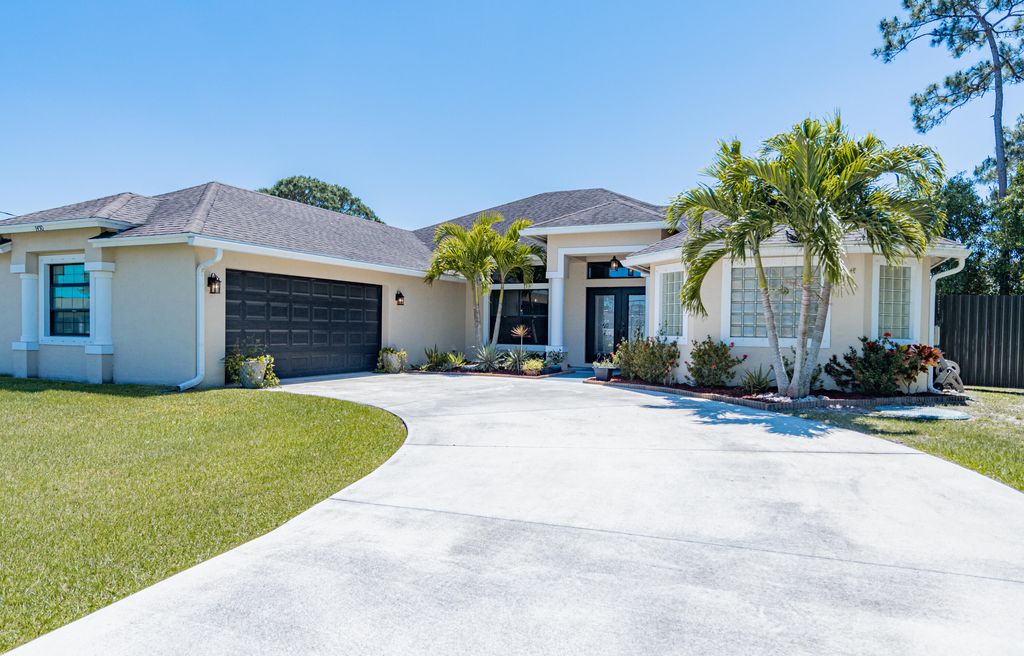 Photo of 1450 SW Hackensack Avenue, Port Saint Lucie, FL 34953 (MLS # R11077309)