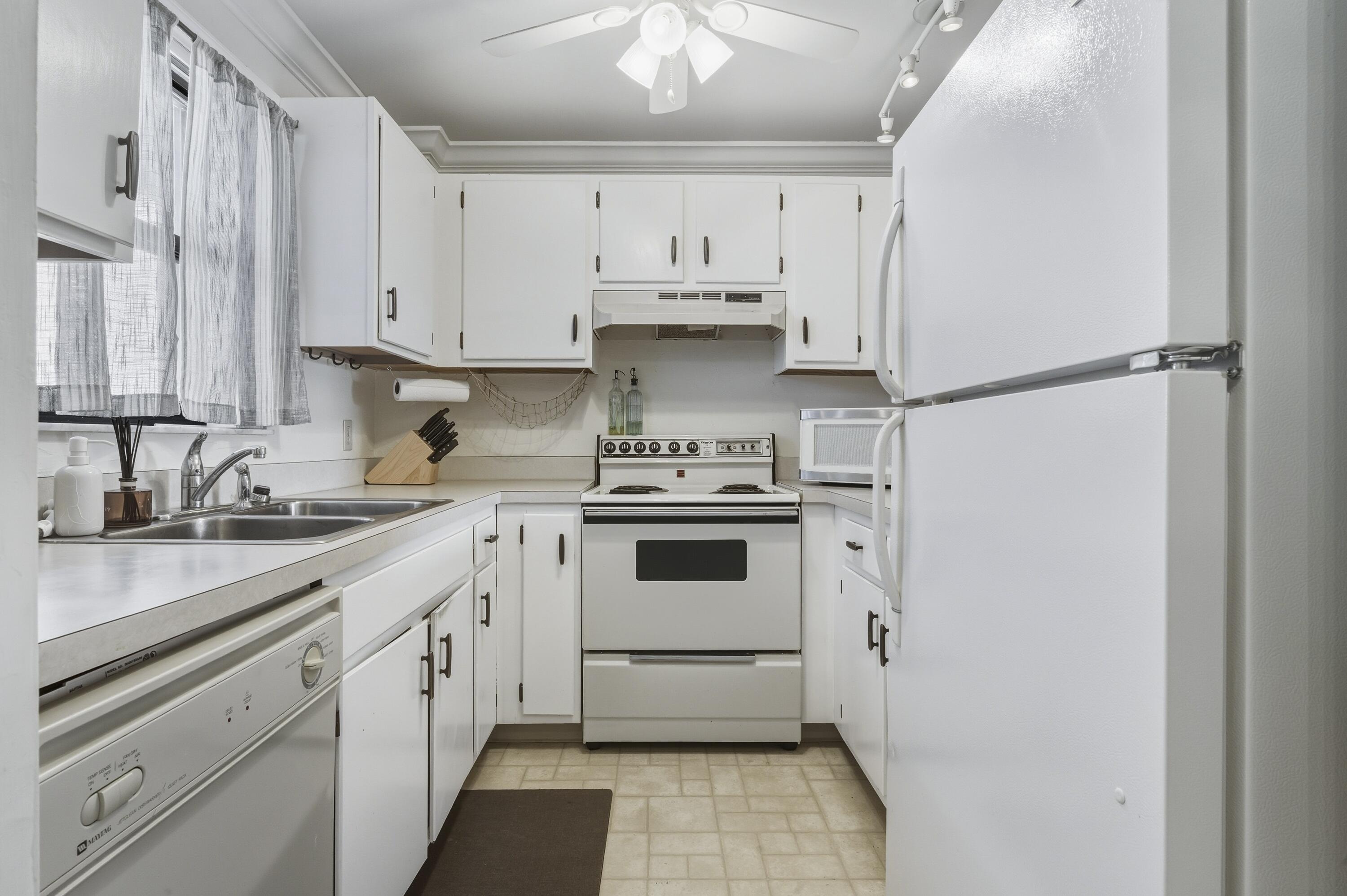 HIDDEN HARBOUR OF THE PALM BEACHES CONDO - Residential