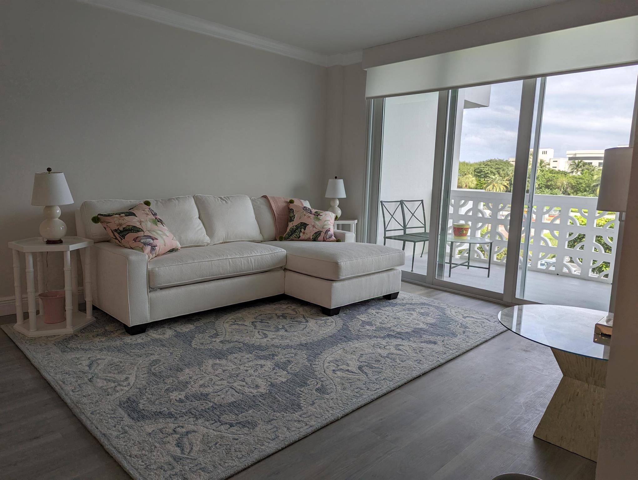 ROYAL SAXON INC - Residential Lease