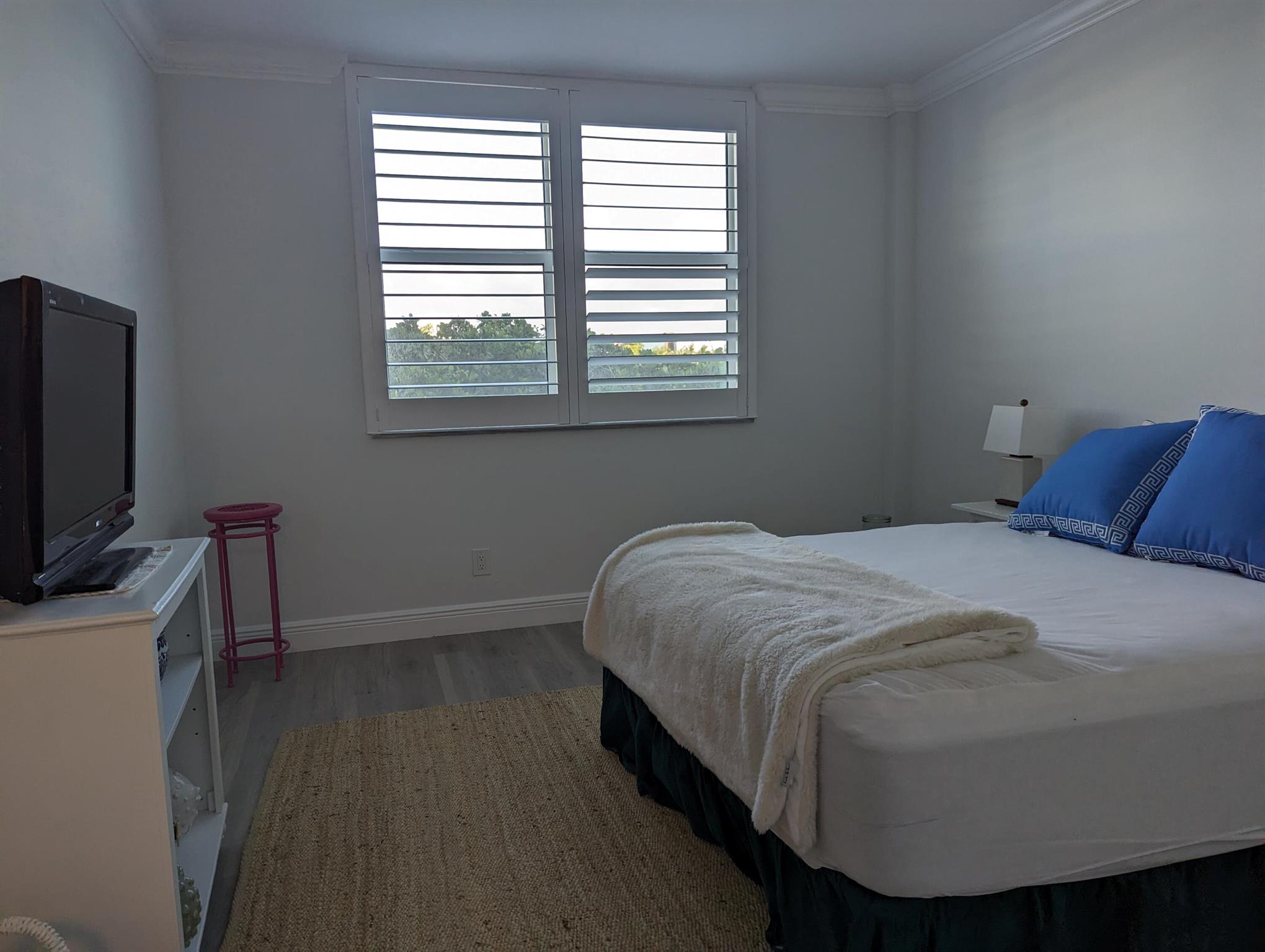 ROYAL SAXON INC - Residential Lease