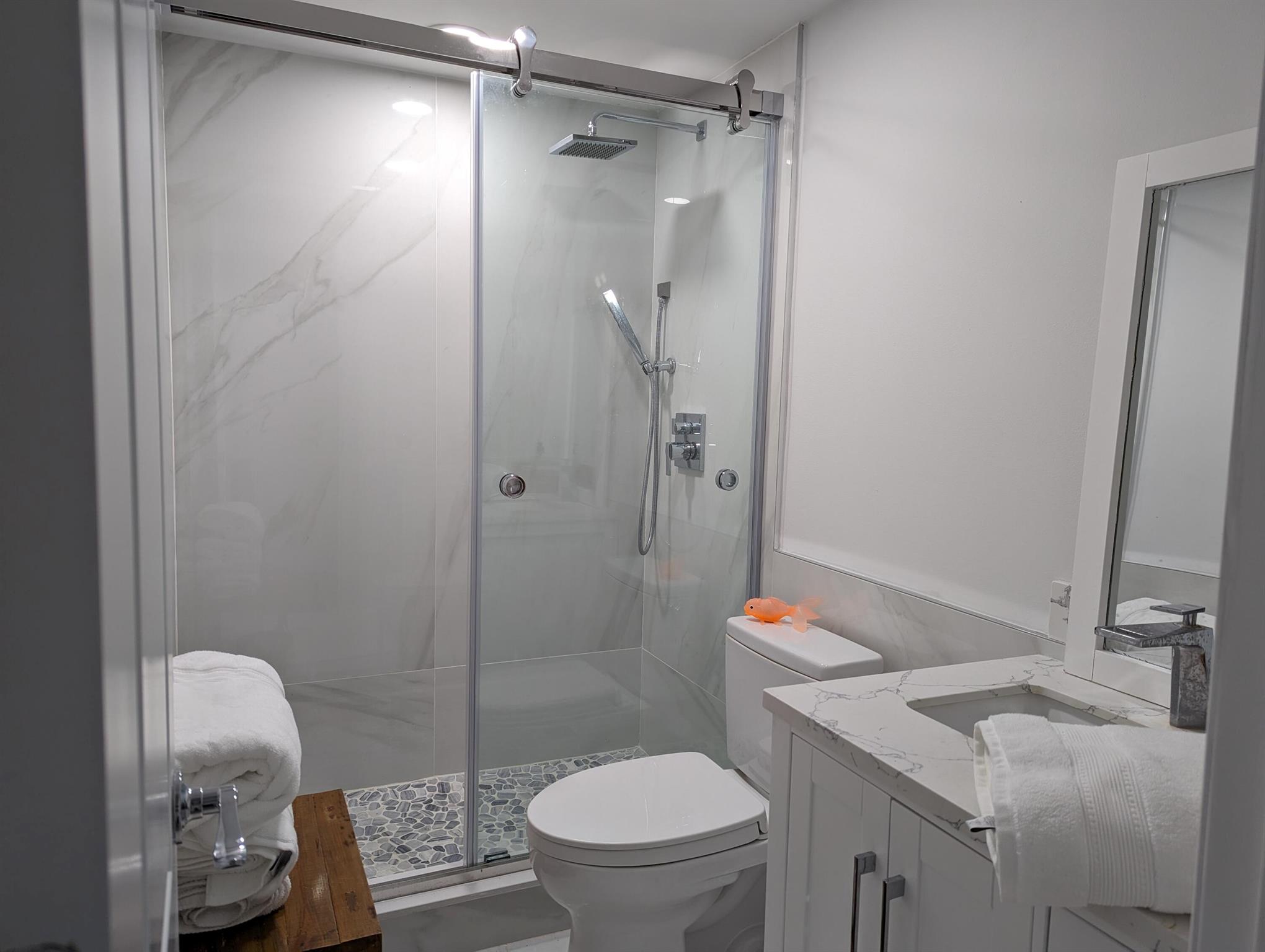 ROYAL SAXON INC - Residential Lease