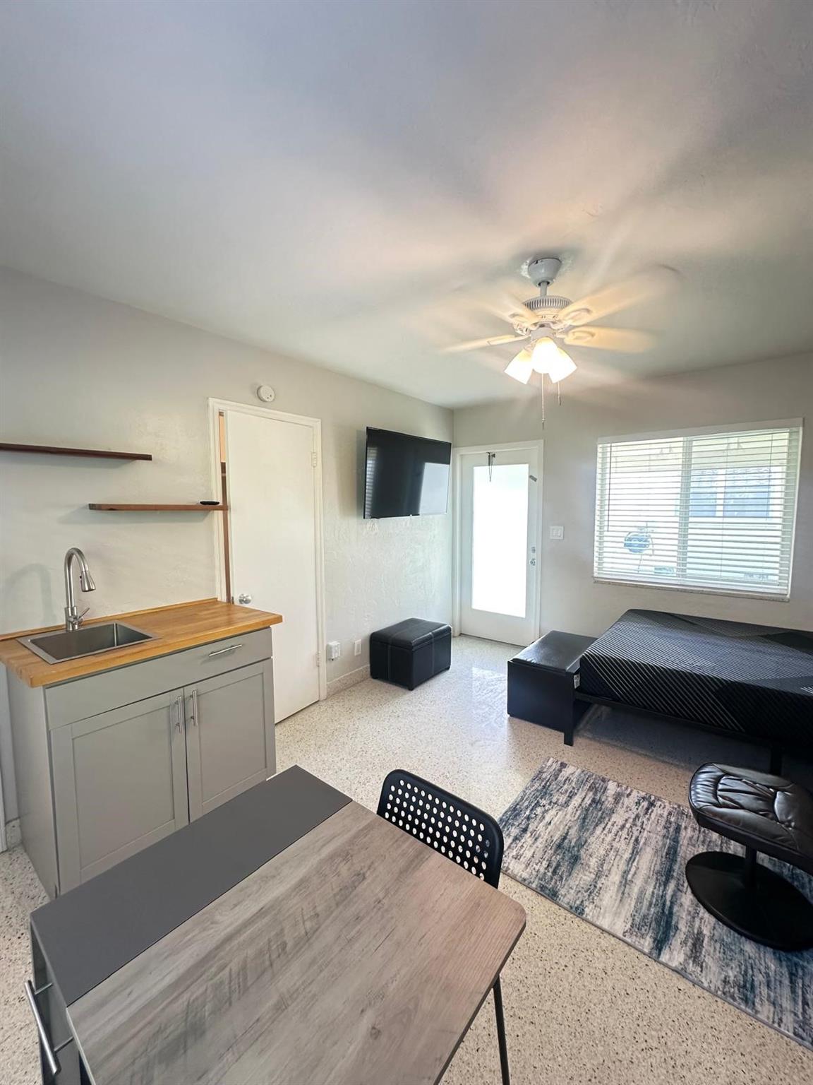 HOLLYWOOD SOUTH - Residential Lease