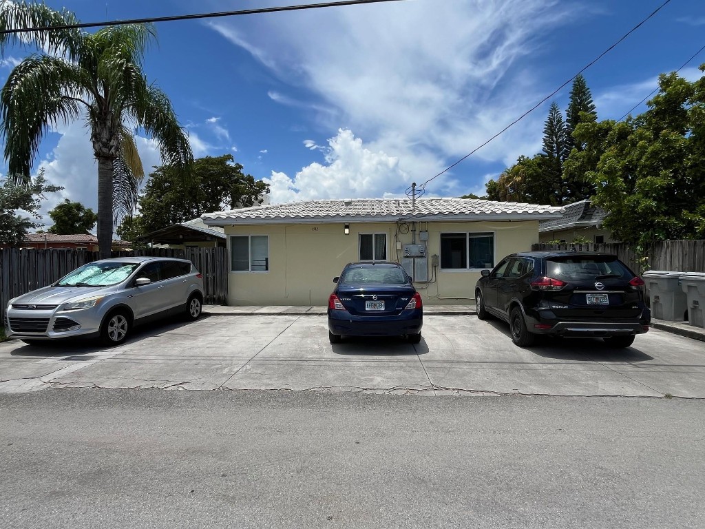 HOLLYWOOD SOUTH - Residential Lease