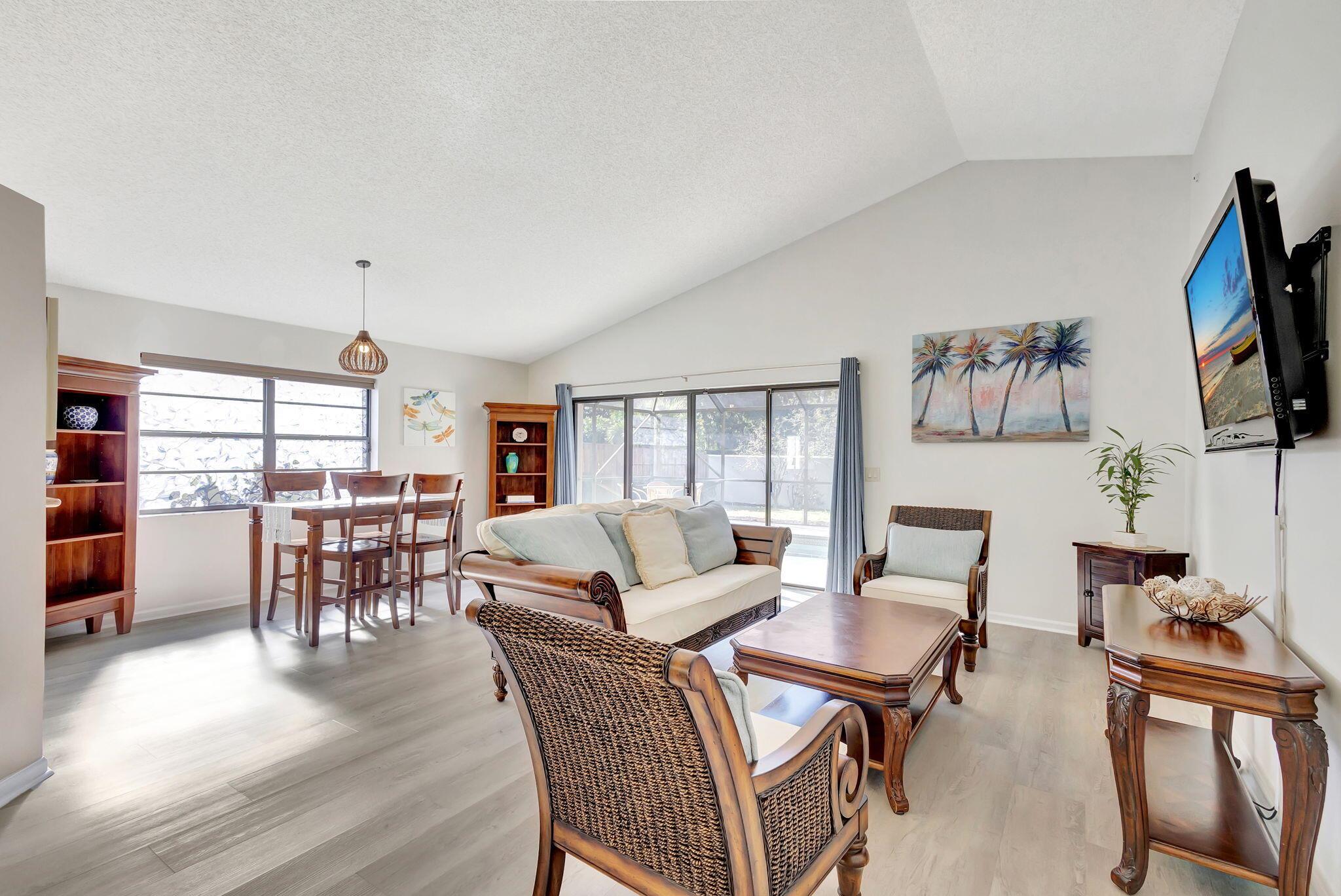 2556 La Cristal Circle