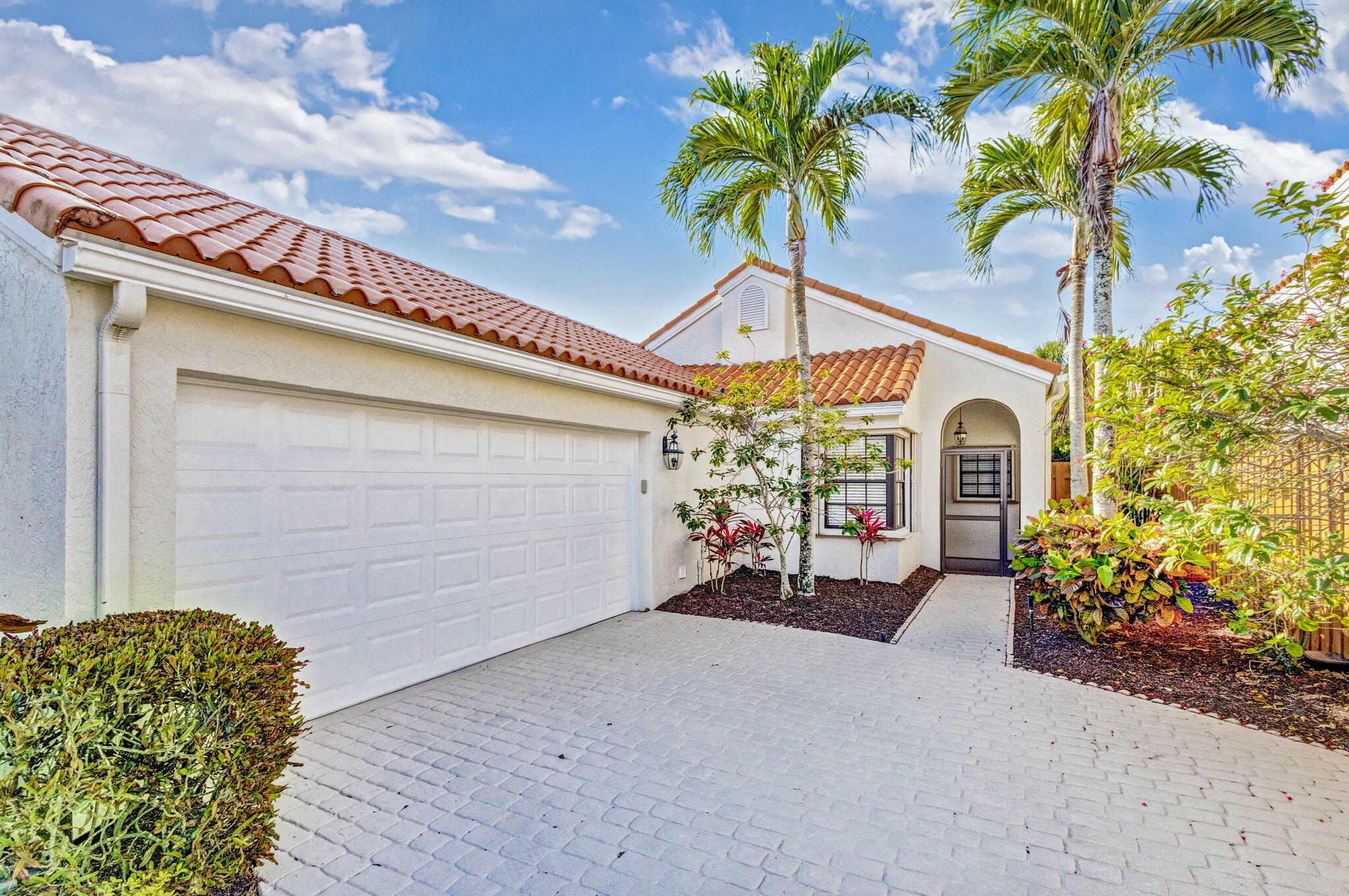 2556 La Cristal Circle