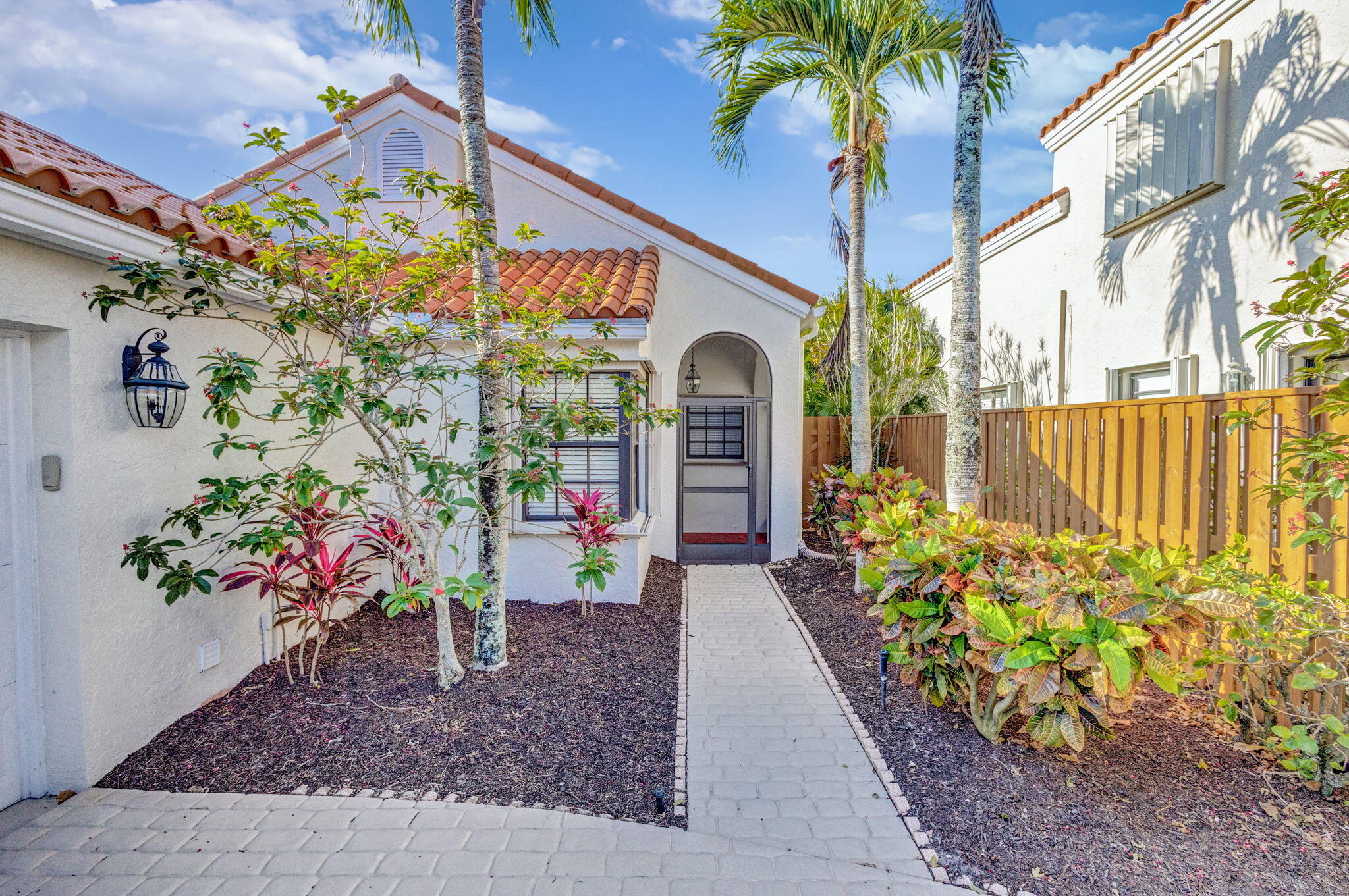 2556 La Cristal Circle