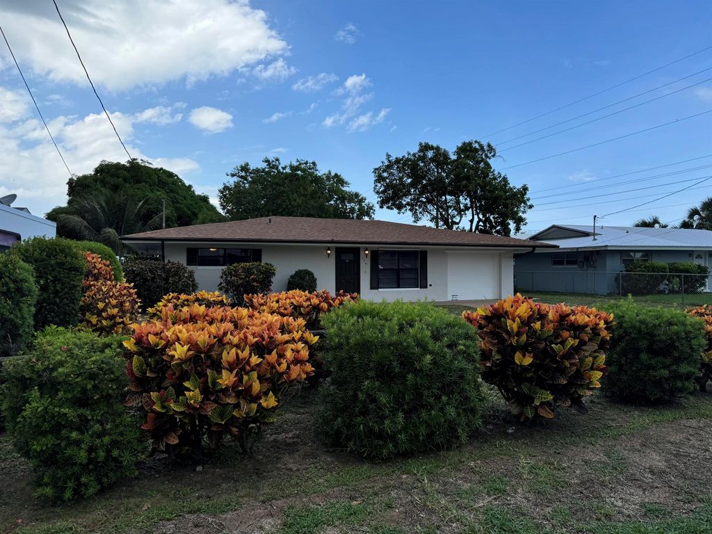 Photo of 116 Wistera Avenue, Fort Pierce, FL 34982 (MLS # R11000210)