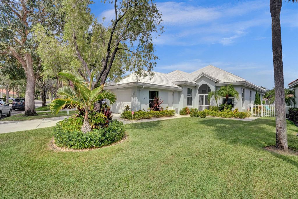 Photo of 235 Hampton Place, Jupiter, FL 33458 (MLS # R11023794)