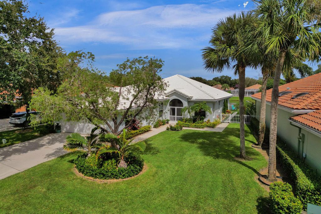 Photo of 235 Hampton Place, Jupiter, FL 33458 (MLS # R11023794)