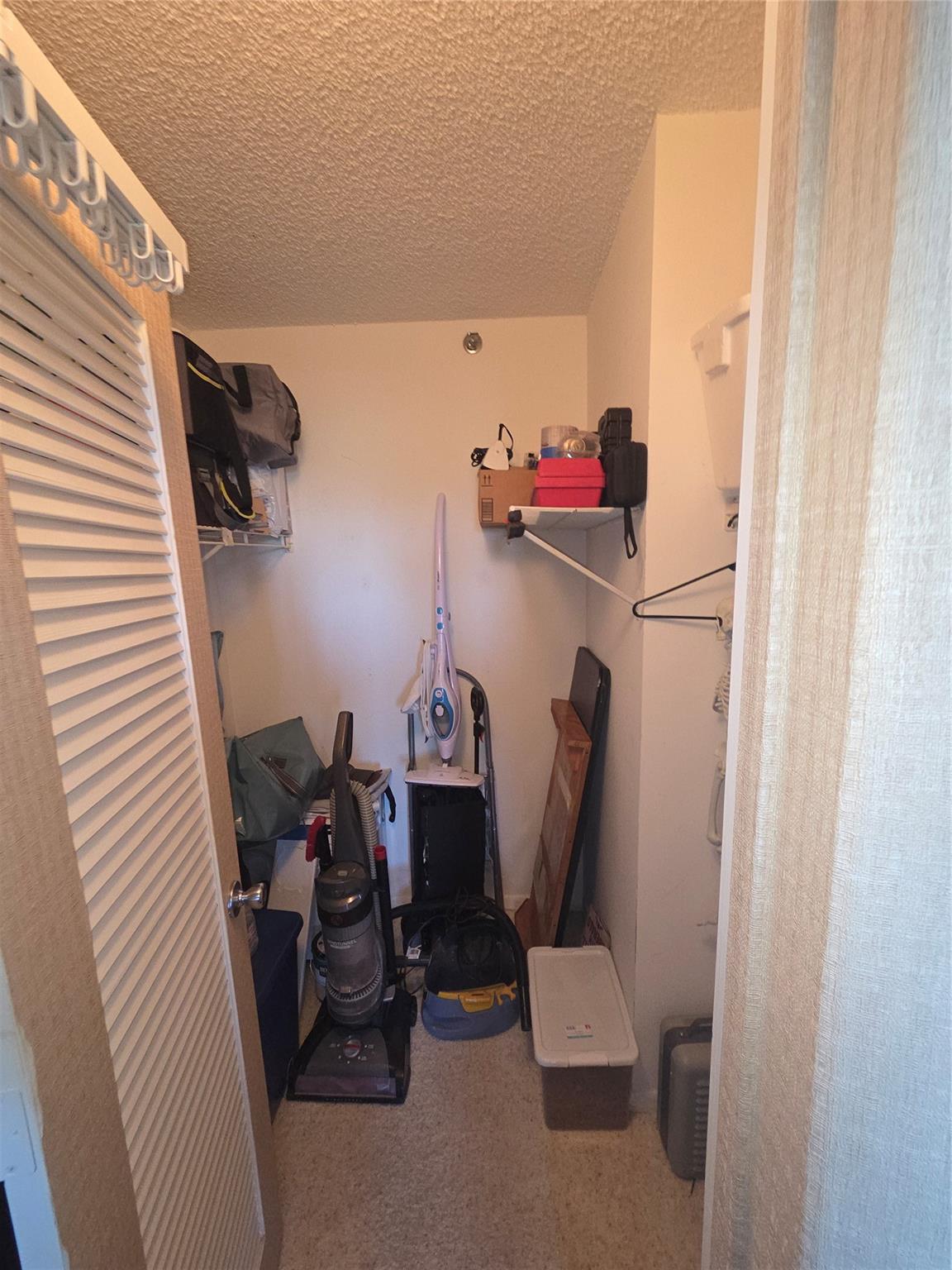 ROLLING HILLS - Residential