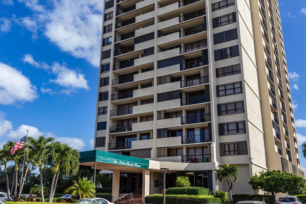 One bdrm unit with intracoastal views. Updated kitchen, ceramic tile and laminate flooring thought out. PBH is located in the historic Northwood neighborhood, close to downtown WPB and CityPlace. Amenities include a private beach, pool, fitness center, beachside bbq area, tiki hut, manned security gate, wi-fi in common areas (lobby/library). Rent includes water/sewer, basic cable, pest control and WiFi.